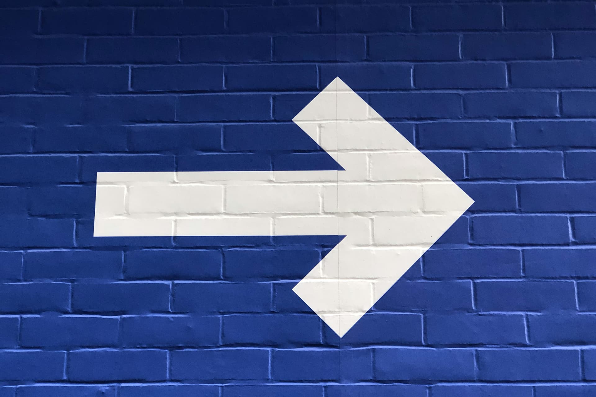 Arrow pointing to the right