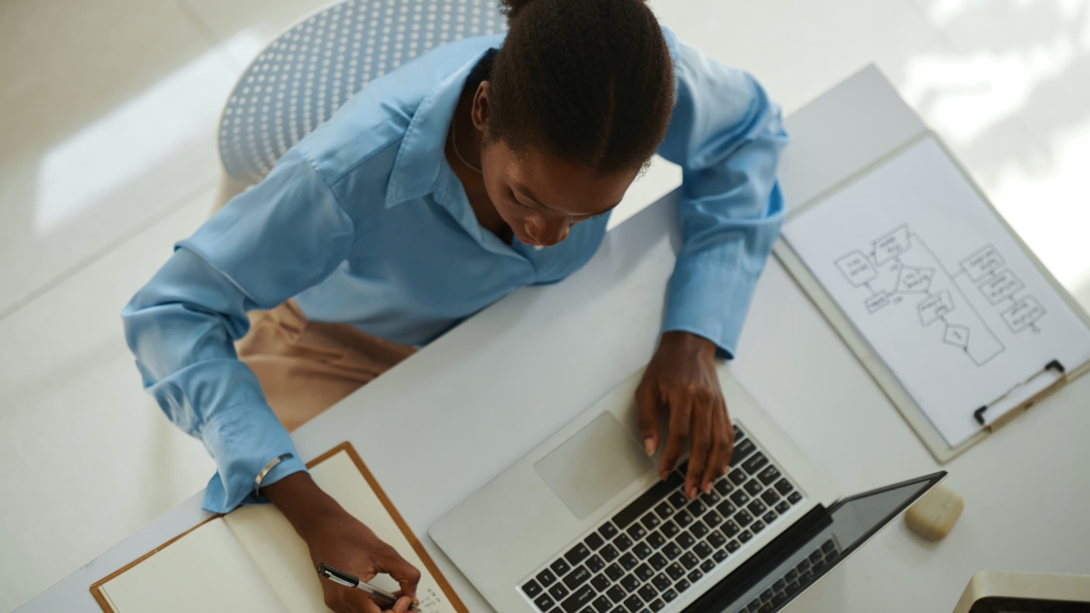 Woman at laptop scheduling an email in Outlook