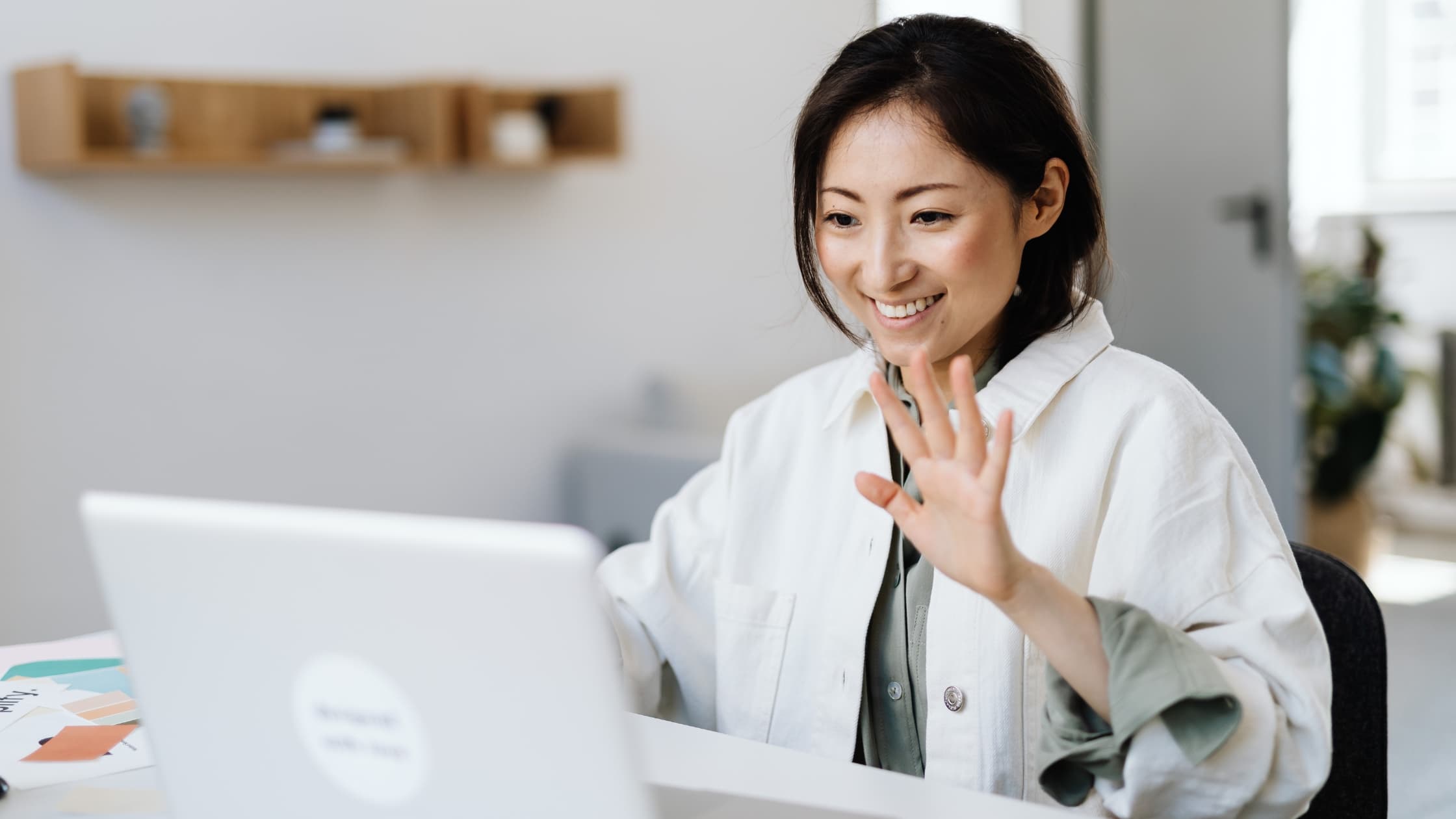 Woman introducing herself in an email